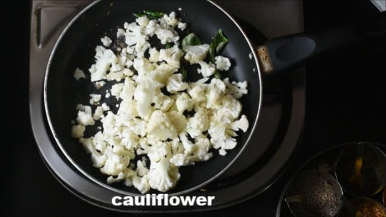 pepper fry cauliflower recipe - priyascurrynation.com #recipes #weekdaymeals #lessoilrecipes