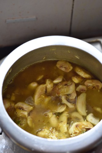 easy mushroom pulao recipe - priyascurrynation.com #recipes #fodblogger 