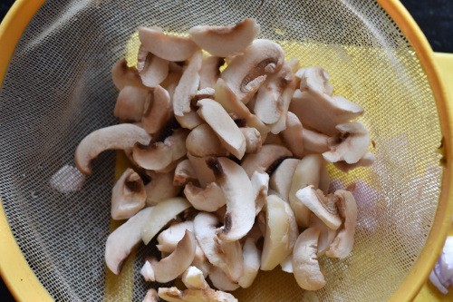 easy mushroom pulao recipe - priyascurrynation.com #recipes #fodblogger 