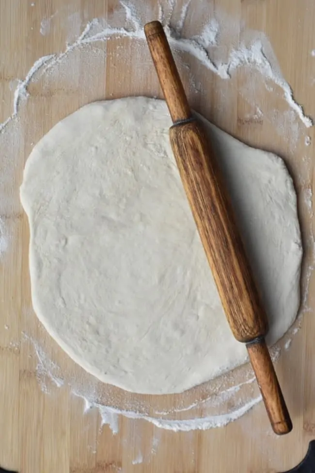 make this no yeast pizza dough in just 15 minutes with 5 ingredients only. crispy, easy and chewy pizza crust from priyascurrynation.com #pizza #recipes