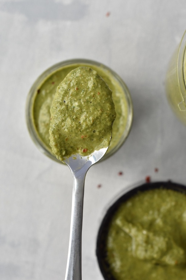 Making Pesto is very easy and required 5 minutes. This 5 minute recipe can be your savior for the next pasta,pizza and salad. SO GOOD. #summer #pesto