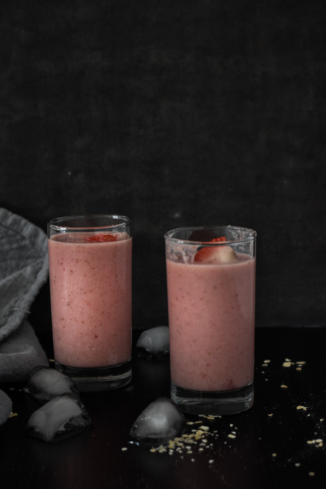 banana strawberry shake recipe - priyascurrynation.com