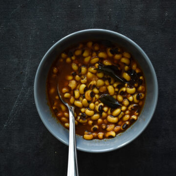 No onion no garlic lobia masala curry with minimal ingredients. #instantpotrecipes priyascurrynation.com