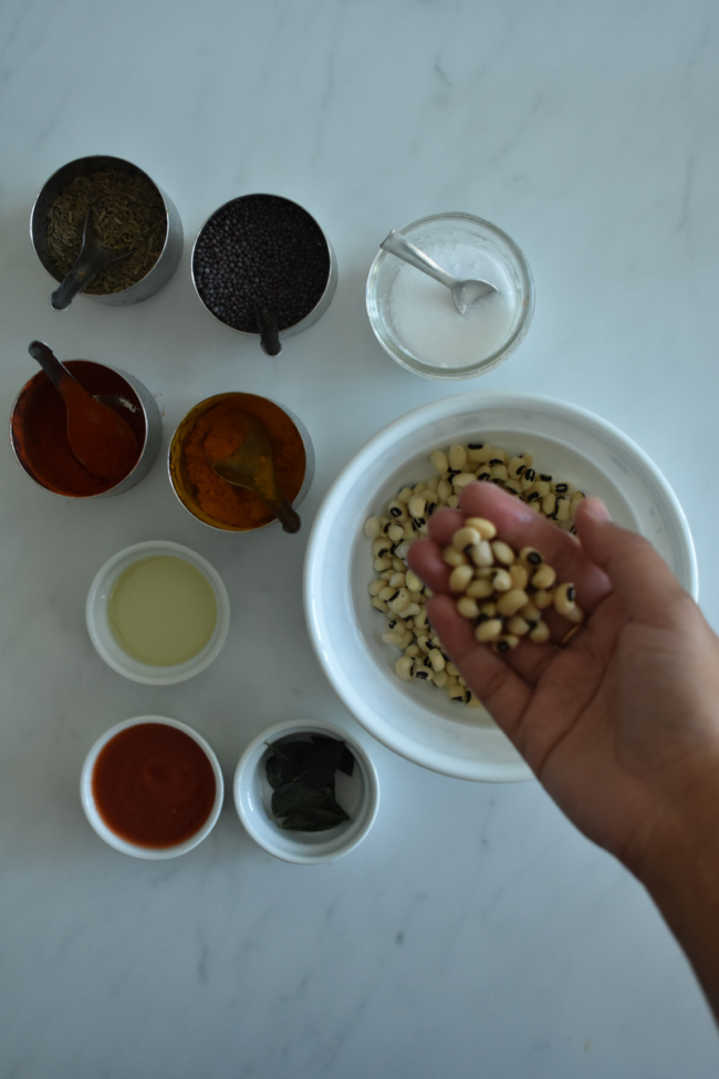 ingredients to make black-eyed curry - priyascurrynation.com